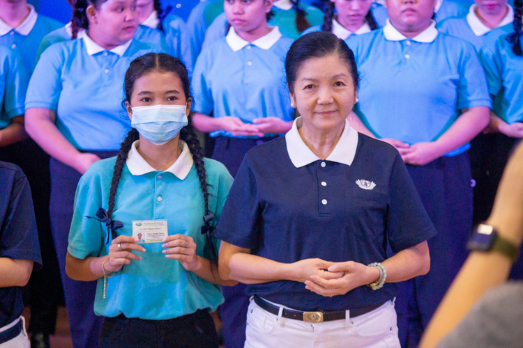 Tzu Chi Education Committee Head Rosa So presents IDs to the incoming Tzu Chi scholars.