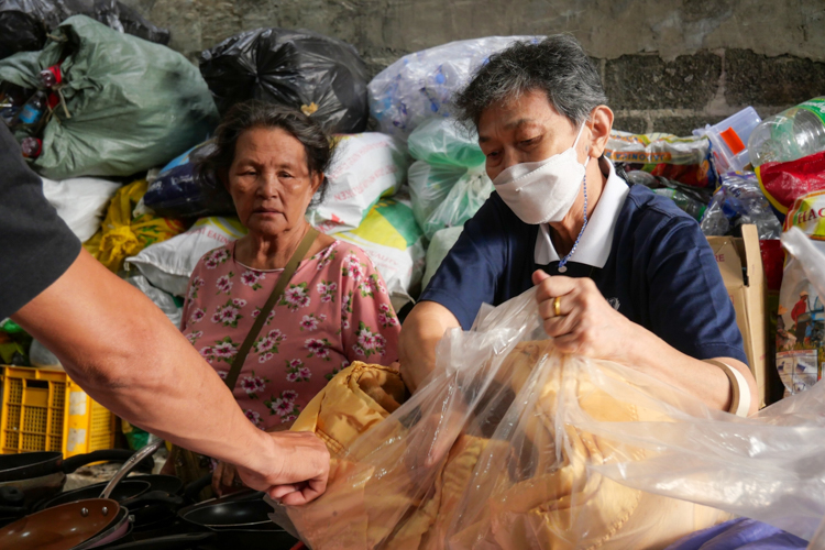Tzu Chi volunteers help pack shoppers’ purchases. 【Photo by Matt Serrano】
