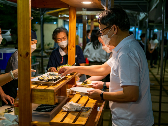 Vegetarian sushi is among the healthy food choices served by Tzu Chi volunteers during the donors’ dinner party. 【Photo by Daniel Lazar】