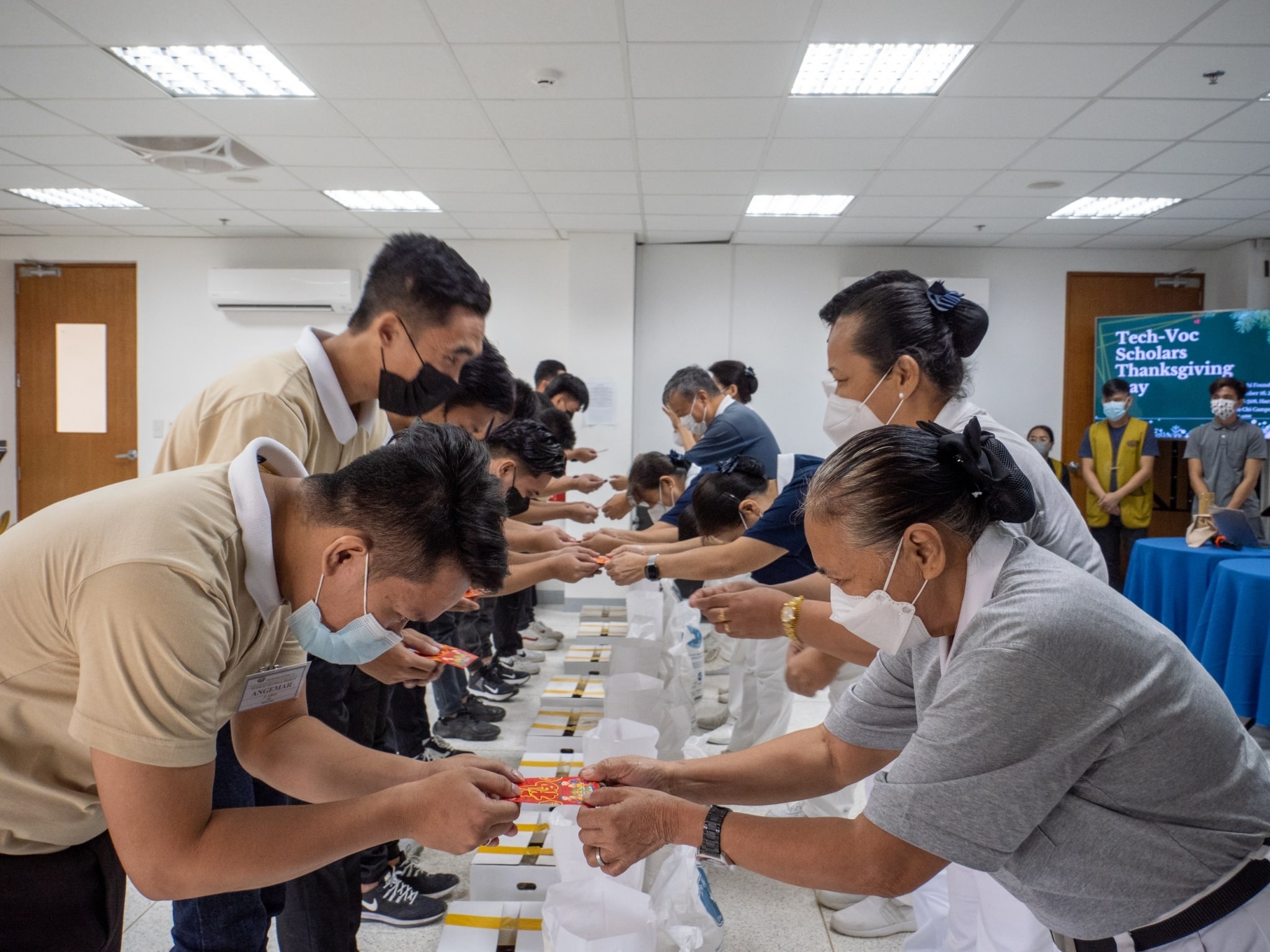 Tech-Voc scholars receive holiday food packages and gifts from Tzu Chi volunteers.【Photo by Jeaneal Dando】