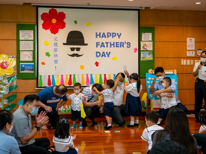 Students offer gifts to their fathers in an early Father’s Day celebration of the Tzu Chi Great Love Preschool Philippines on June 7. 【Photo by Daniel Lazar】