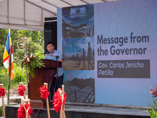 Leyte 1st District Board Member Wilson Uy delivers a message on behalf of Leyte Governor Jericho Petilla. 【Photo by Daniel Lazar】