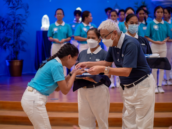 Tzu Chi Philippines CEO Henry Yuñez awards symbolic diploma to a Tzu Chi graduate. 【Photo by Daniel Lazar】