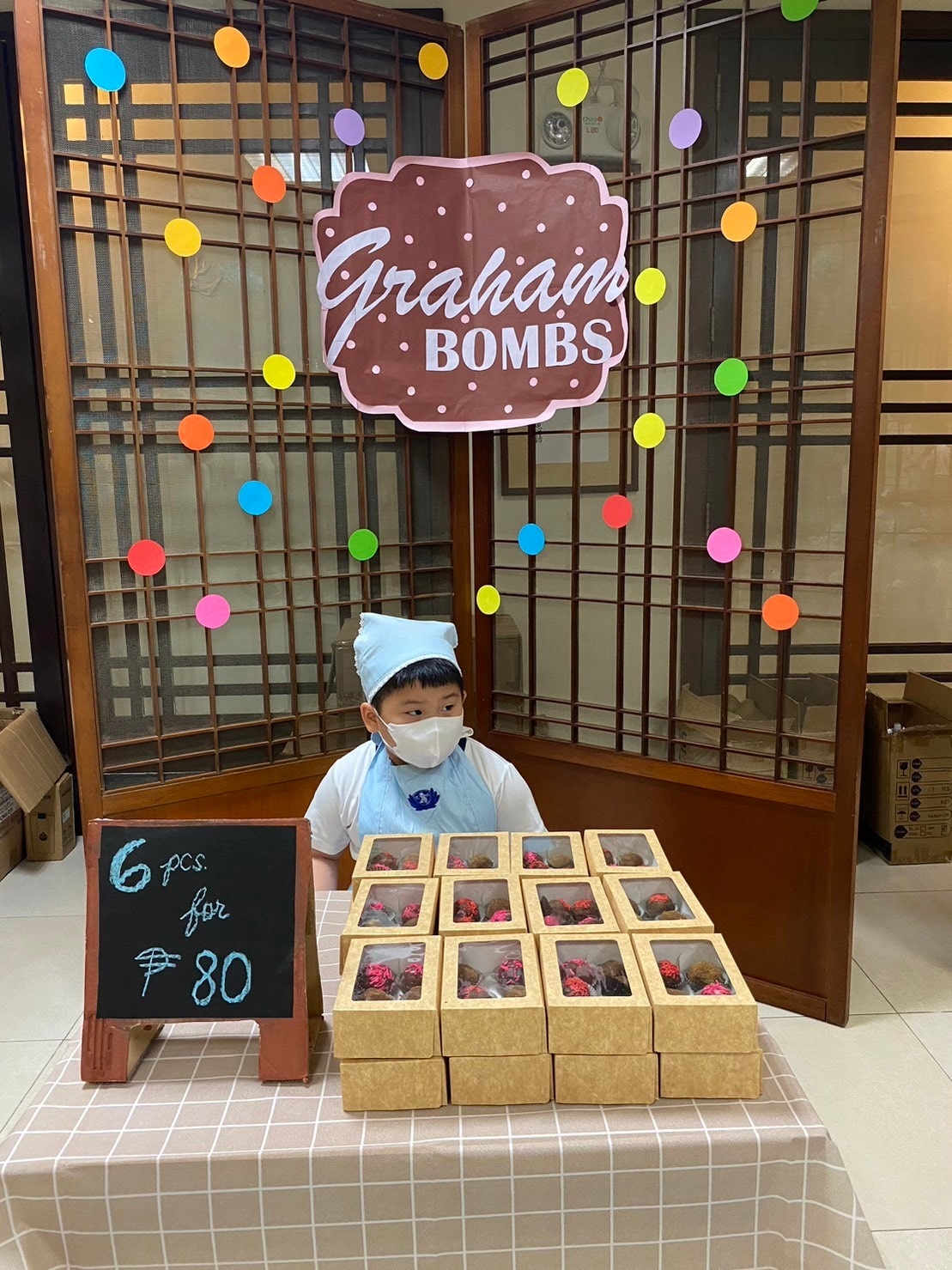 Graham balls are one of the bestselling products at the preschool kiddie market.【Photo by Matt Serrano】