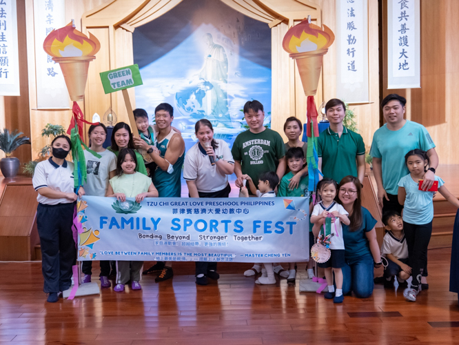 The Green team strikes a pose for a group photo. 【Photo by Marella Saldonido】