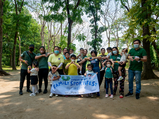 Green team gathers for a group photo. 【Photo by Daniel Lazar】