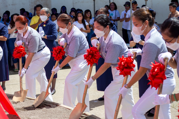 Volunteers lead the groundbreaking ceremony of the Tzu Chi Palo Great Love Village permanent housing project on February 24 in Brgy. San Jose, Palo, Leyte. 【Photo by Matt Serrano】