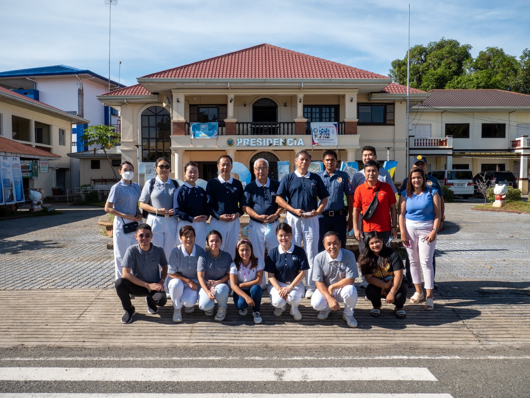 Tzu Chi volunteers and local volunteers pose for a group photo in front of Bucay Municipal Hall.【Photo by Matt Serrano】