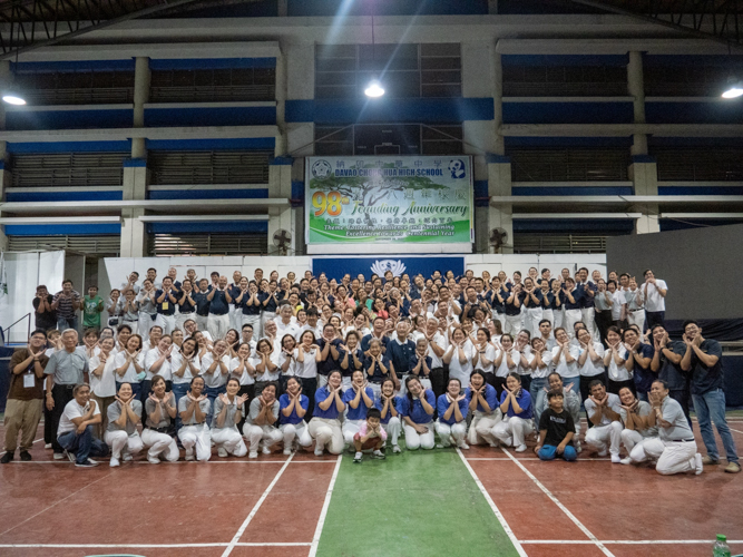 Tzu Chi International Medical Association (TIMA) doctors, medical volunteers, and Tzu Chi volunteers from Manila, Zamboanga, and Davao join for a group photo on the thanksgiving program on July 22 at Davao Chong Hua High School following the three-day medical mission in Davao City. 【Photo by Matt Serrano】