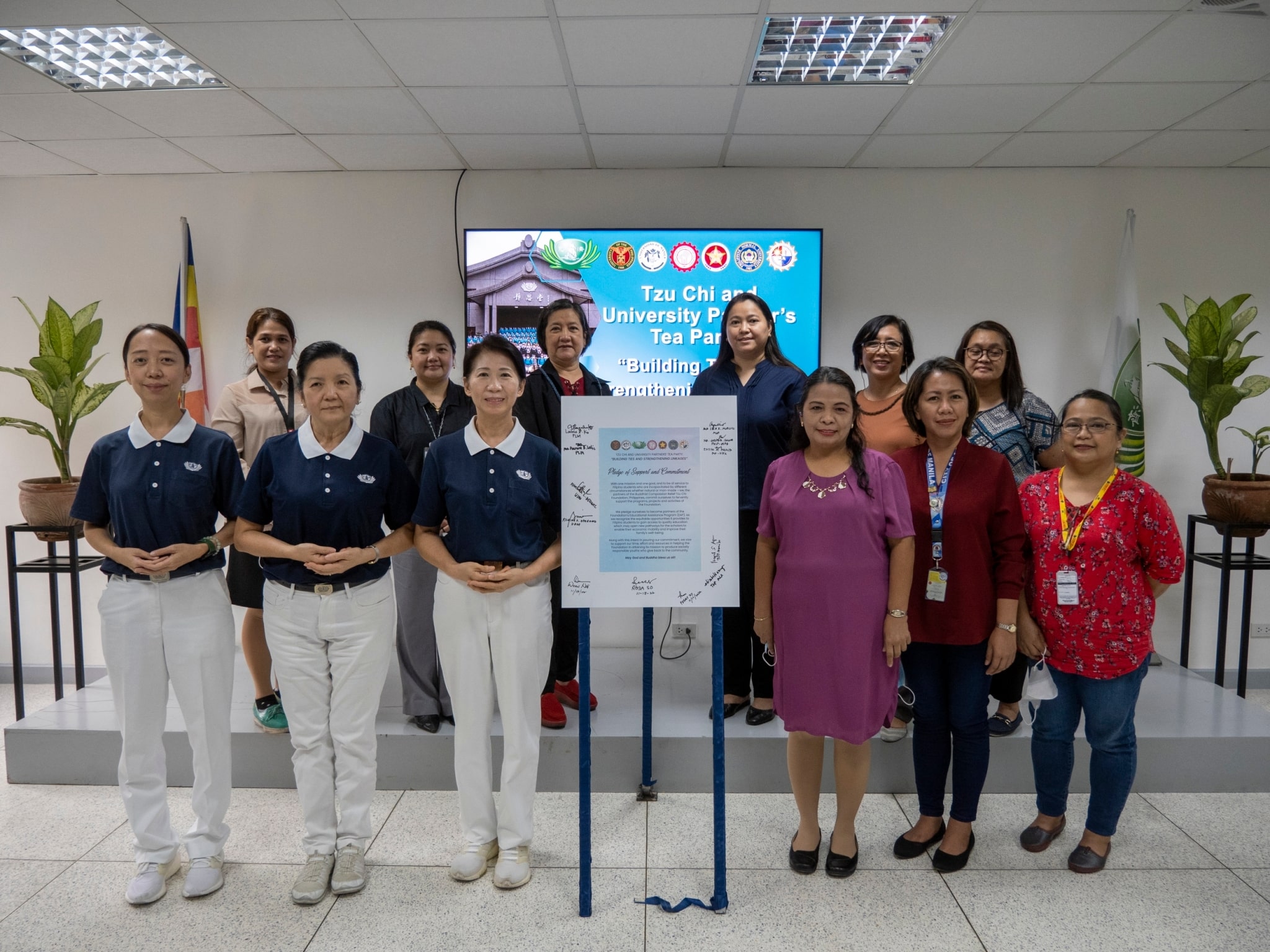 University partners of Tzu Chi Philippines signs pledge of support to the foundation’s educational assistance program in a tea party held on November 17 at the Buddhist Tzu Chi Campus (BTCC) in Sta. Mesa, Manila.