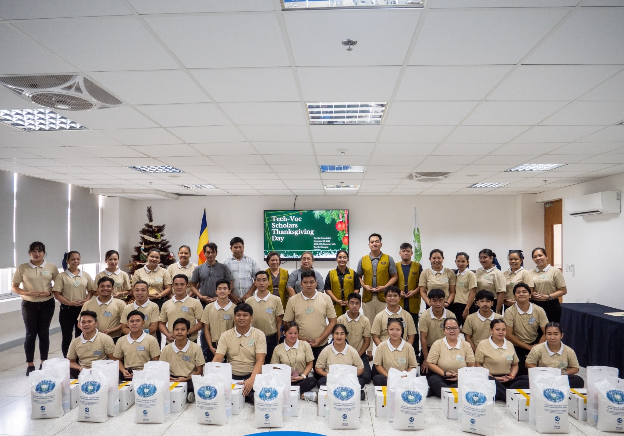 The scholars of the Technical-Vocational program of the Tzu Chi Foundation hold a Thanksgiving Day on December 16 at the Buddhist Tzu Chi Campus in Sta. Mesa, Manila. 【Photo by Jeaneal Dando】