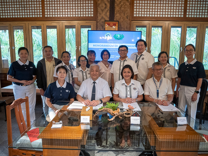 Universidad de Manila executives and officials take a group photo with Tzu Chi officials.