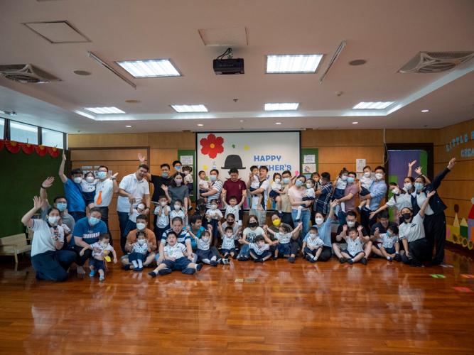 Fathers, parents, and students come together to celebrate Father’s Day at the Tzu Chi Great Love Preschool Philippines. 【Photo by Harold Alzaga】