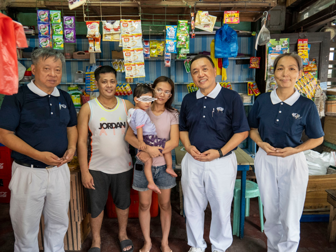 Tzu Chi volunteers visit Bella’s home to check on the family’s situation after the surgery.