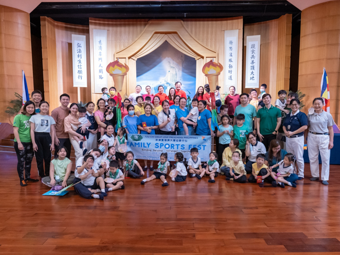 The vibrant community of Tzu Chi Great Love Preschool Philippines gathers for a group shot at the second annual Family Sportsfest. 【Photo by Marella Saldonido】