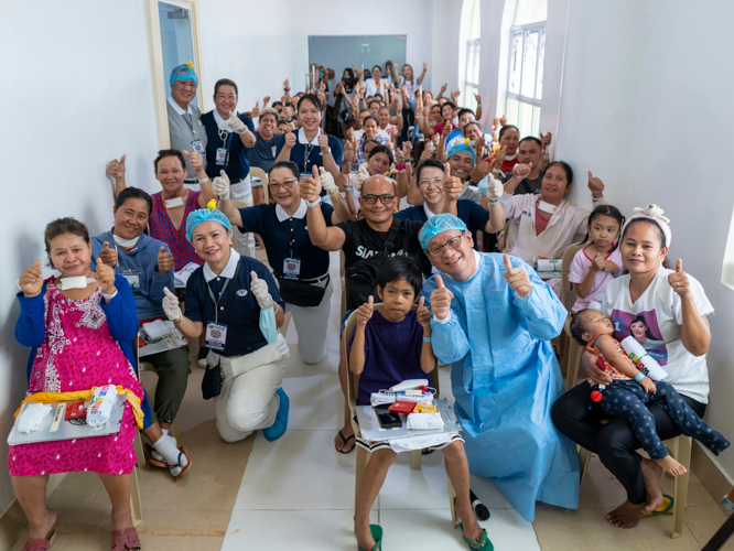 Patients pose for a group photo with Tzu Chi volunteers at the special post-surgery send-off program. 【Photo by Harold Alzaga】