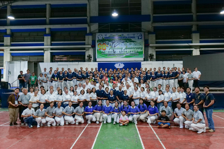 Tzu Chi International Medical Association (TIMA) doctors, medical volunteers, and Tzu Chi volunteers from Manila, Zamboanga, and Davao join for a group photo on the thanksgiving program on July 22 at Davao Chong Hua High School following the three-day medical mission in Davao City. 【Photo by Matt Serrano】