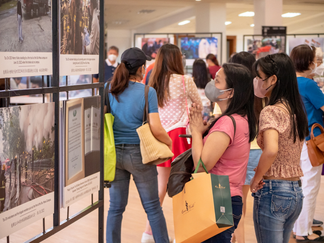 Guests learn more about Tzu Chi Philippines through a photo exhibit at the Jing Si Hall. 【Photo by Daniel Lazar】