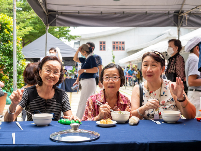 Guests enjoy vegetarian food at Fiesta Verde ’22. 【Photo by Daniel Lazar】