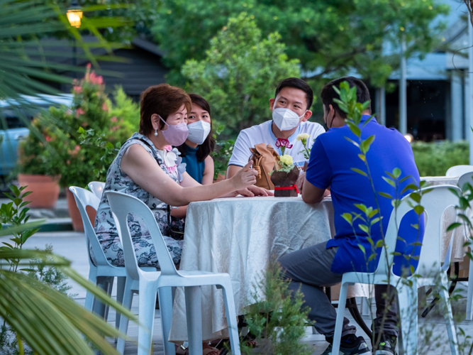 Guests come with their families and friends to Tzu Chi's dinner party for donors. 【Photo by Daniel Lazar】