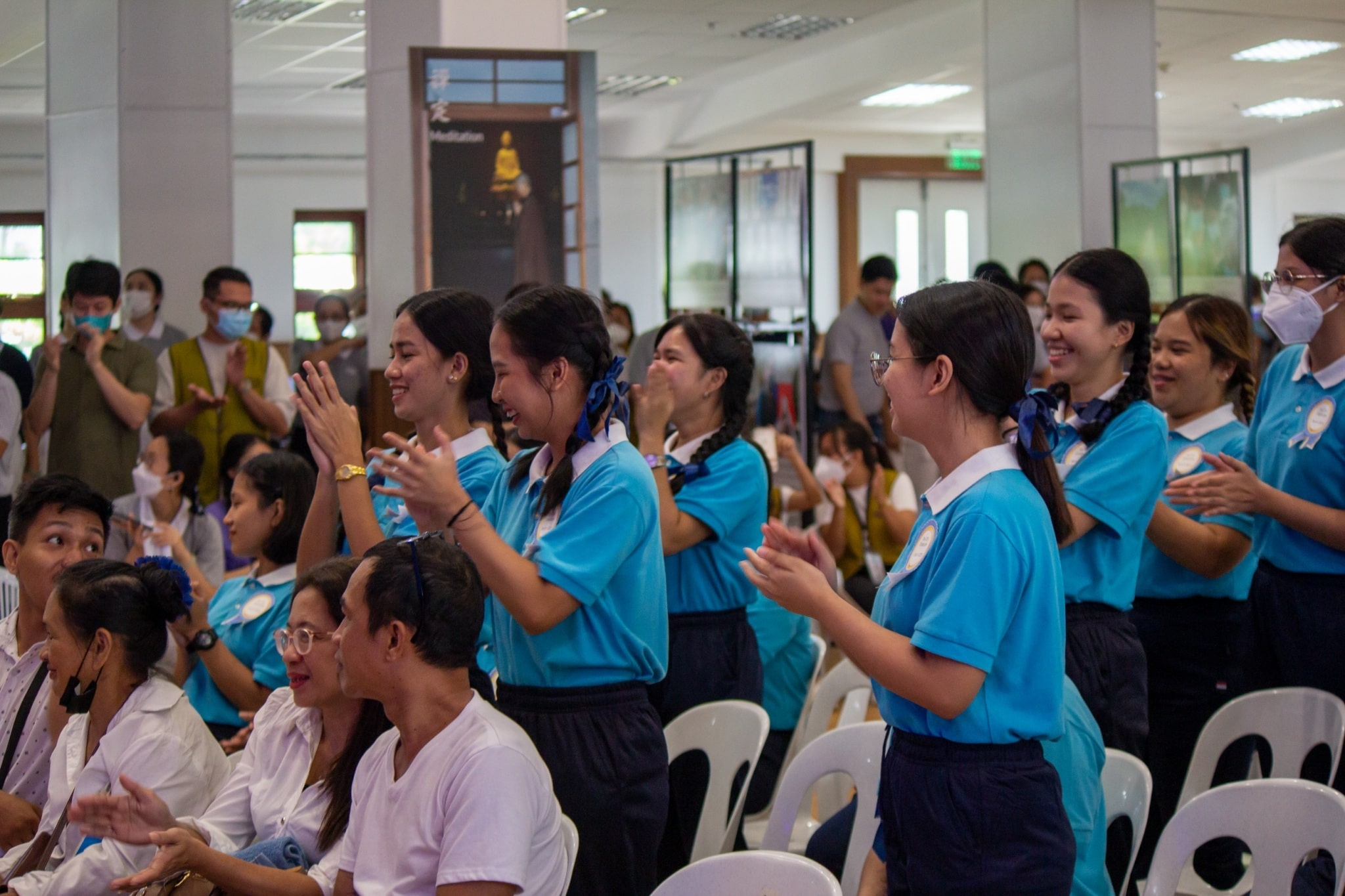 Scholars with Latin honors cheer in surprise as they were told of the cash incentives they’re receiving from Tzu Chi. 【Photo by Marella Saldonido】