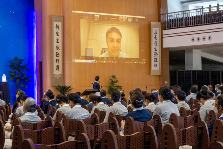 In an online presentation during the 2022 Volunteers Diligence Training Camp on September 2 to 4, volunteer Harvey Yap tells stories of how meeting a group of people has transformed hearts in Tzu Chi Zamboanga. 【Photo by Matt Serrano】
