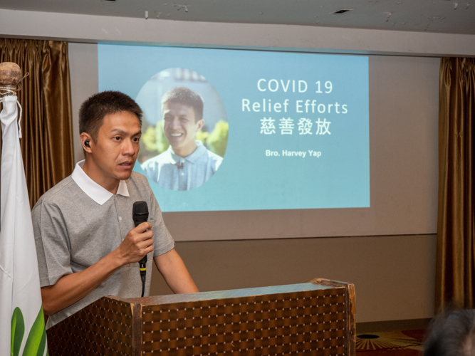 Tzu Chi Zamboanga volunteer Harvey Yap presents their COVID-19 pandemic response and thanks volunteers who helped in their relief efforts. 【Photo by Harold Alzaga】