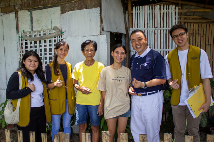 Tzu Chi volunteers take a photo with scholarship applicant Shane Capaque and her family during a home visit to their residence in Sta. Clara, Oton, Iloilo. 【Photo by Marella Saldonido】