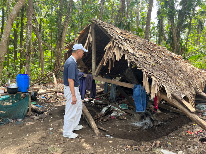 Prior to the relief distribution, volunteers conduct home visits in the mountains of Sanchez Mira, Cagayan. 【Photo by Woon Ng】