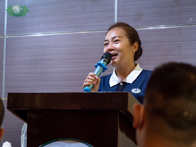 Davao volunteer Annie Shi hosts the tea party at the Star Hotel in Davao City. 【Photo by Daniel Lazar】
