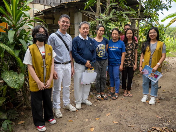 Tzu Chi volunteers take a photo with scholarship applicant Ireca Alcarioto and her family during a home visit to their residence in Bagumbayan, Sta. Barbara, Iloilo. 【Photo by Harold Alzaga】
