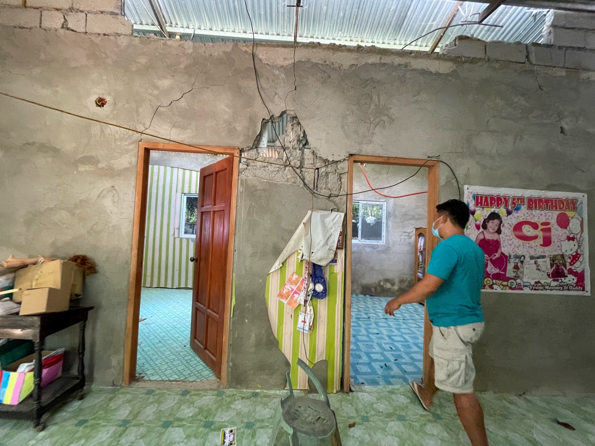 Jener Blanza shows his now unlivable, damaged house to Tzu Chi volunteers.【Photo by Jeaneal Dando】
