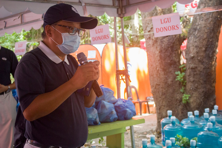 In the middle of a heartfelt talk, volunteer Johnny Kwok took long pauses and got teary as he recalled his conversation with the kids who lost their classmate in the incident. “Wherever there is a disaster, we will go and help in our capacity,” he assures the crowd. 【Photo by Matt Serrano】