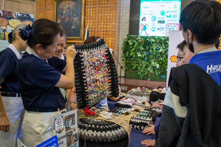 Tzu Chi volunteers explain the upcycling program of the foundation. 【Photo by Marella Saldonido】