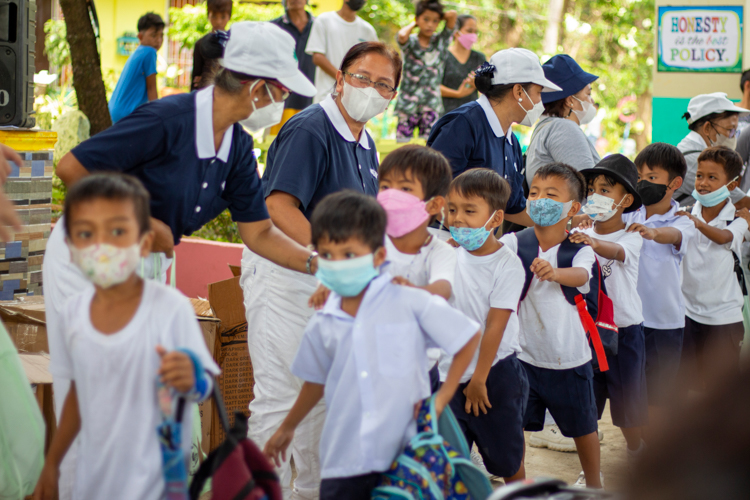 Volunteers guide the students during the distribution of school supplies at Paltic Elementary School in Dingalan, Aurora on October 11, 2022. 【Photo by Matt Serrano】