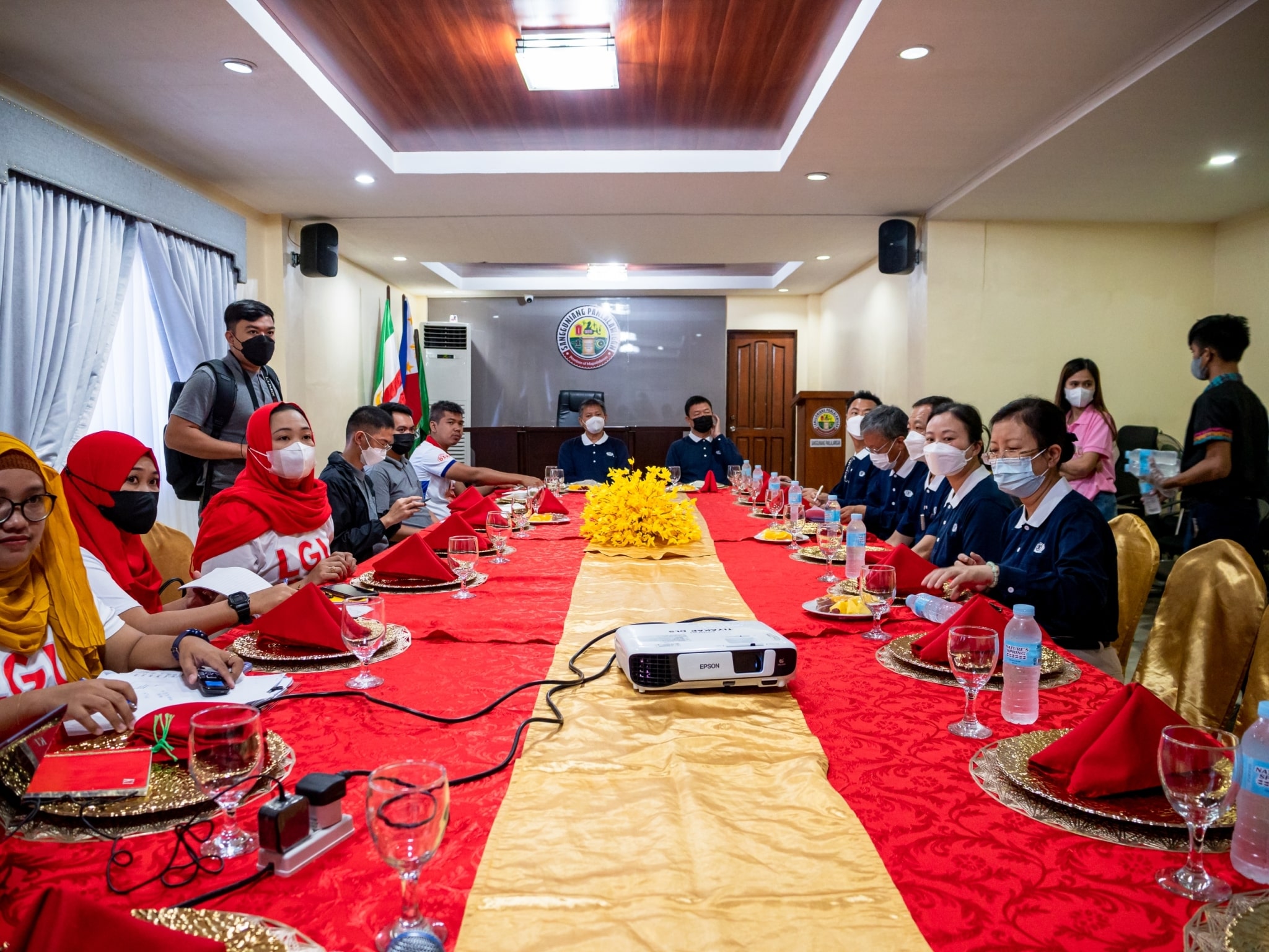 Tzu Chi volunteers meet with officials from Datu Odin Sinsuat. 【Photo by Daniel Lazar】