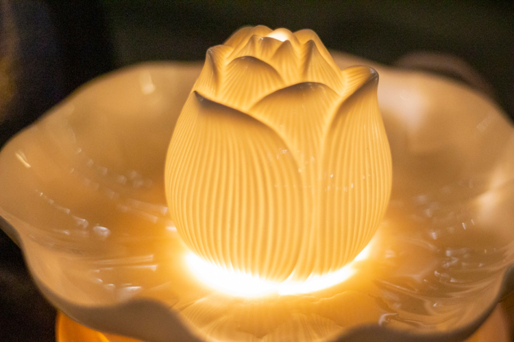Lotus flower lights embellish the crystal Buddha displays. 【Photo by Matt Serrano】