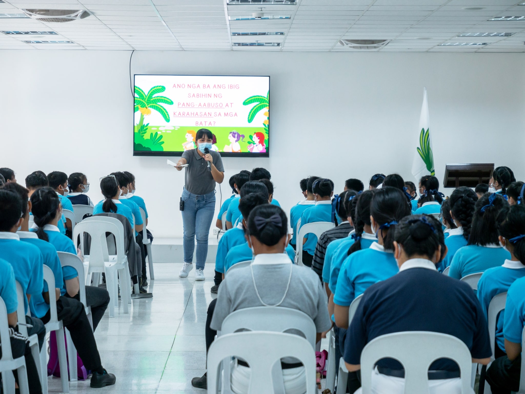 Elementary and Grades 7-8 scholars listen intently as Tzu Chi volunteer and medical social worker Lyka Tigas delivers the talk “Safety Must Start In You: Empowering Protective Behaviors in Children.” 【Photo by Daniel Lazar】