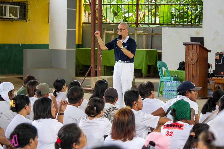 Tzu Chi Manila volunteer Manny Go shares an inspiring message with Brgy. Polangi residents. 【Photo by Matt Serrano】