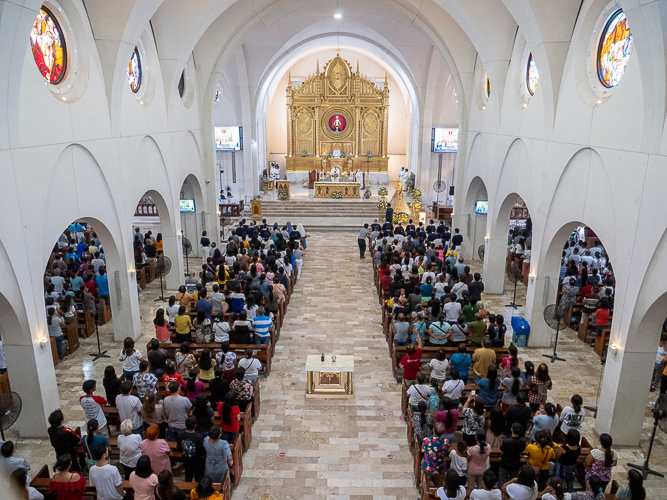 To mark the 10th anniversary of Super Typhoon Yolanda and pay tribute to the resilience of the people of Leyte, Tzu Chi Philippines holds a Remembrance Mass on November 8, 2023, at the Archdiocesan Shrine of Sto. Niño (Sto. Niño Church) in Tacloban City. 【Photo by Matt Serrano】