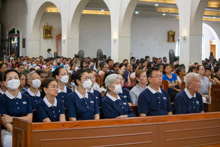 Tzu Chi volunteers from Manila, Tacloban, and Palo work together and take active roles in the Remembrance Mass and program. 【Photo by Marella Saldonido】