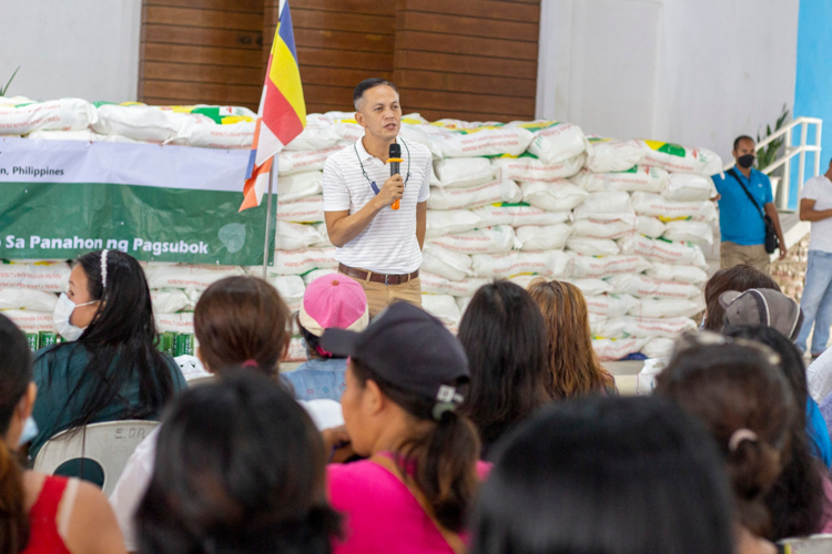 Dingalan Mayor Shierwin Taay gives a message to the beneficiaries. 【Photo by Matt Serrano】