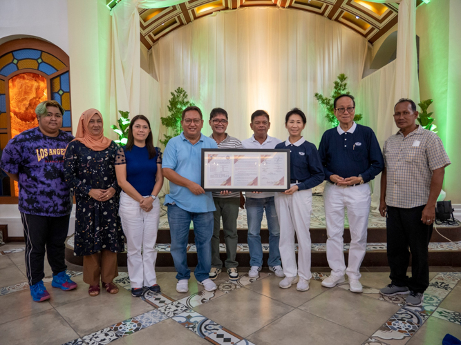 Tabaco City officials presents Resolution No. 8-021, Series of 2022 expressing gratitude and commending Tzu Chi Foundation and Tzu Chi volunteers for the humanitarian works they have provided and extended to the city of Tabaco. 【Photo by Harold Alzaga】