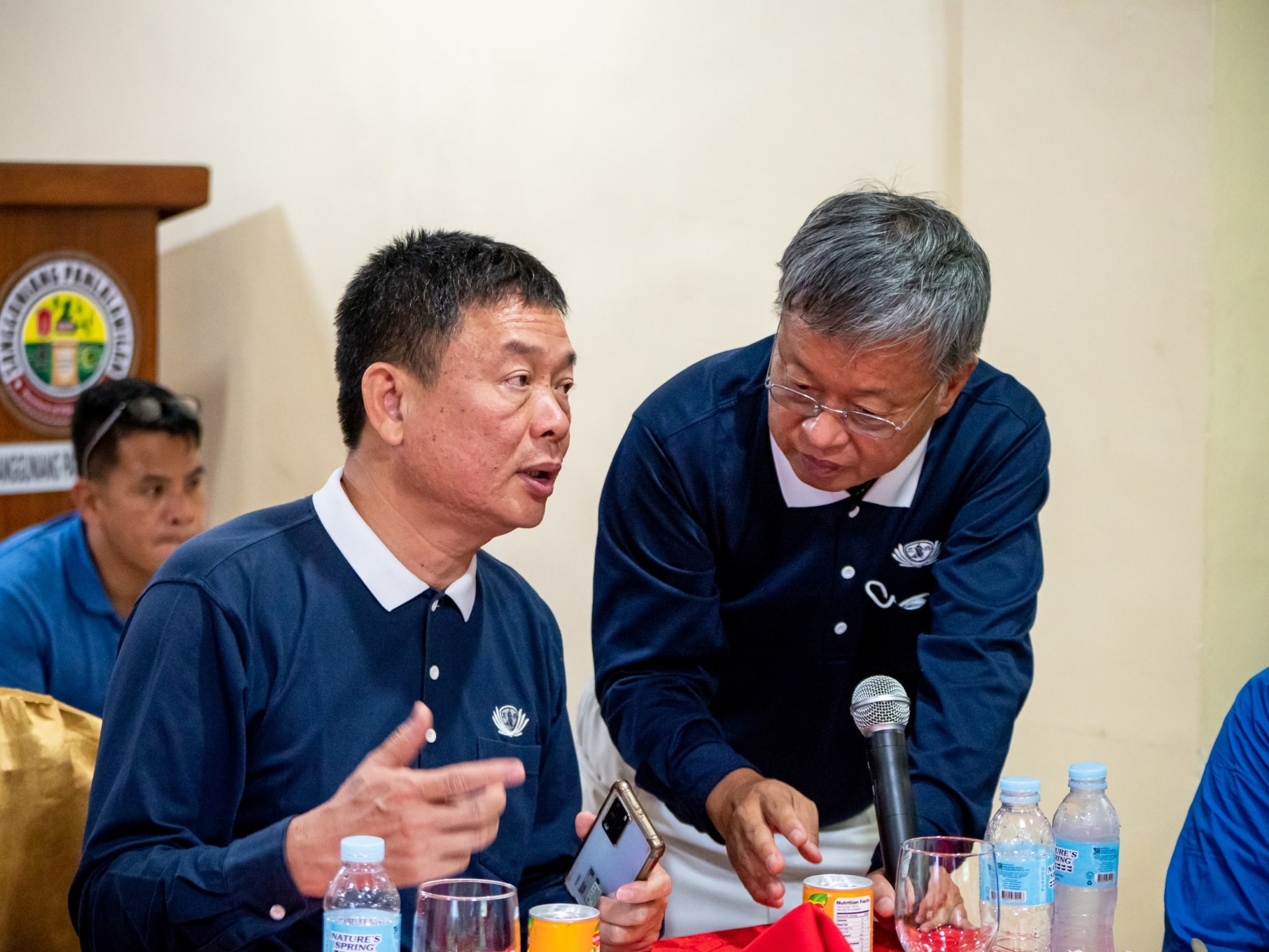 Tzu Chi Davao volunteer Nelson Chua discusses with Manila volunteer Johnny Kwok in a meeting with Datu Odin Sinsuat LGU. 【Photo by Daniel Lazar】