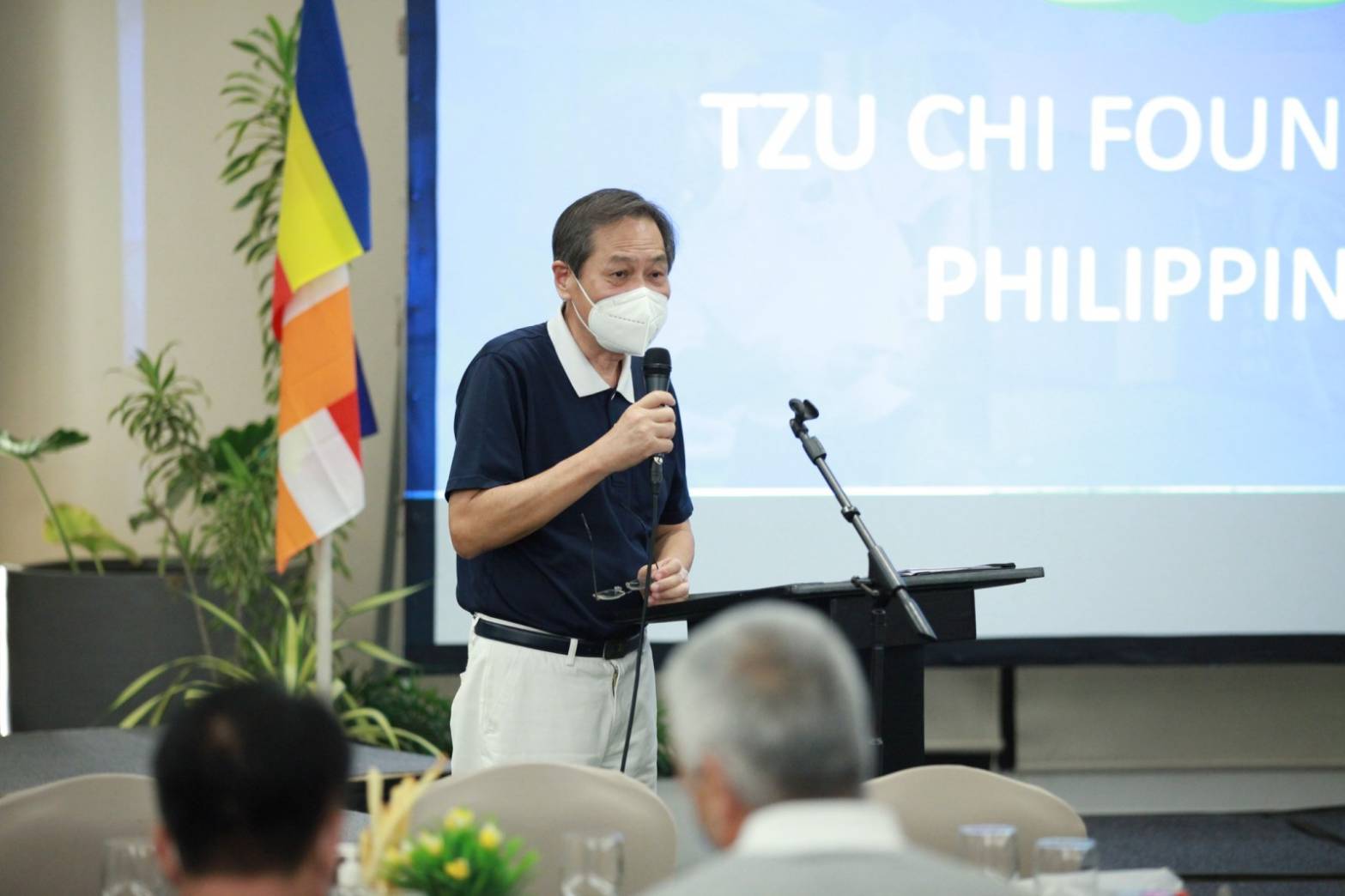 Tzu Chi Cebu head volunteer Nelson Reyes thanks volunteers and guests who joined the event. 【Photo by Jan Davis Co】