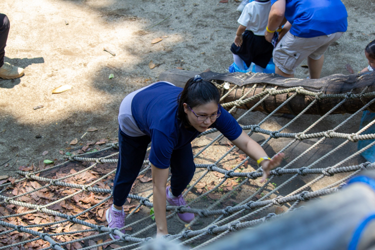 When a student finishes the sack race, a parent continues the race through a net climb. 【Photo by Marella Saldonido】