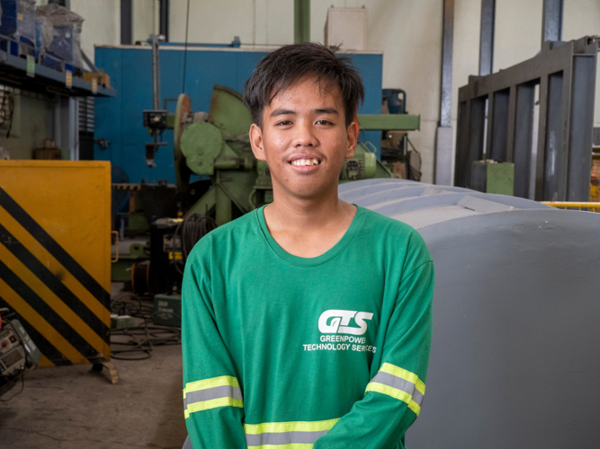 Wilbert Tolentino at his internship site at Greenpower Technology Services in Sta. Rosa, Laguna. 【Photo by Matt Serrano】