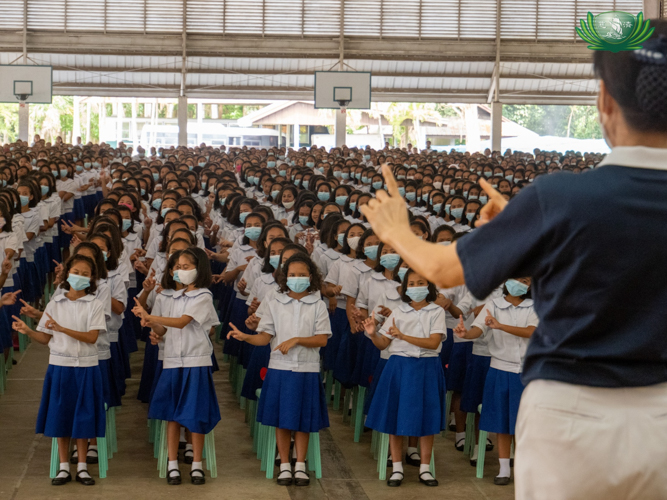 Tzu Chi volunteers teach the One Family sign language to the Girlstown students. 【Photo by Jeaneal Dando】