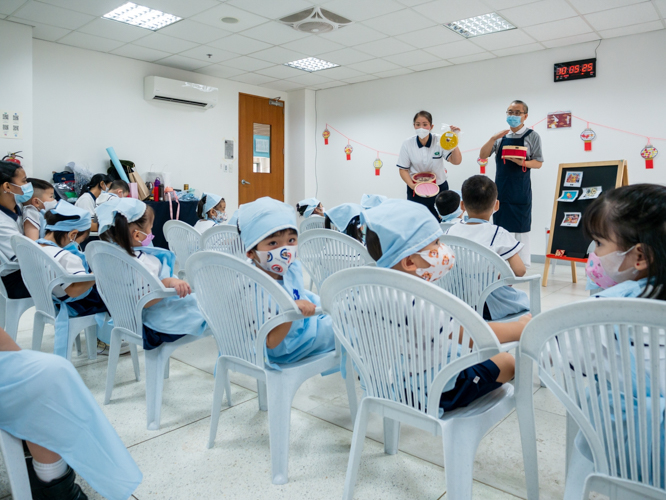 Tzu Chi Great Love Preschool Philippines Jane Sy and Tzu Chi volunteer Liu Yue Sen give orientation to students before the Tikoy making activity. 【Photo by Daniel Lazar】