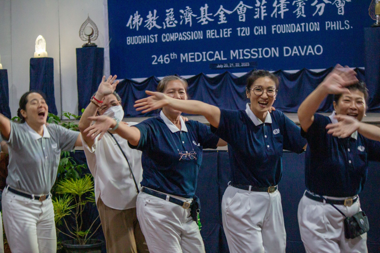 The thanksgiving program culminates on a celebratory note as volunteers dance to the song “Pulling the Ox Cart”, symbolizing working in unity to shoulder the missions of Tzu Chi. 【Photo by Marella Saldonido】
